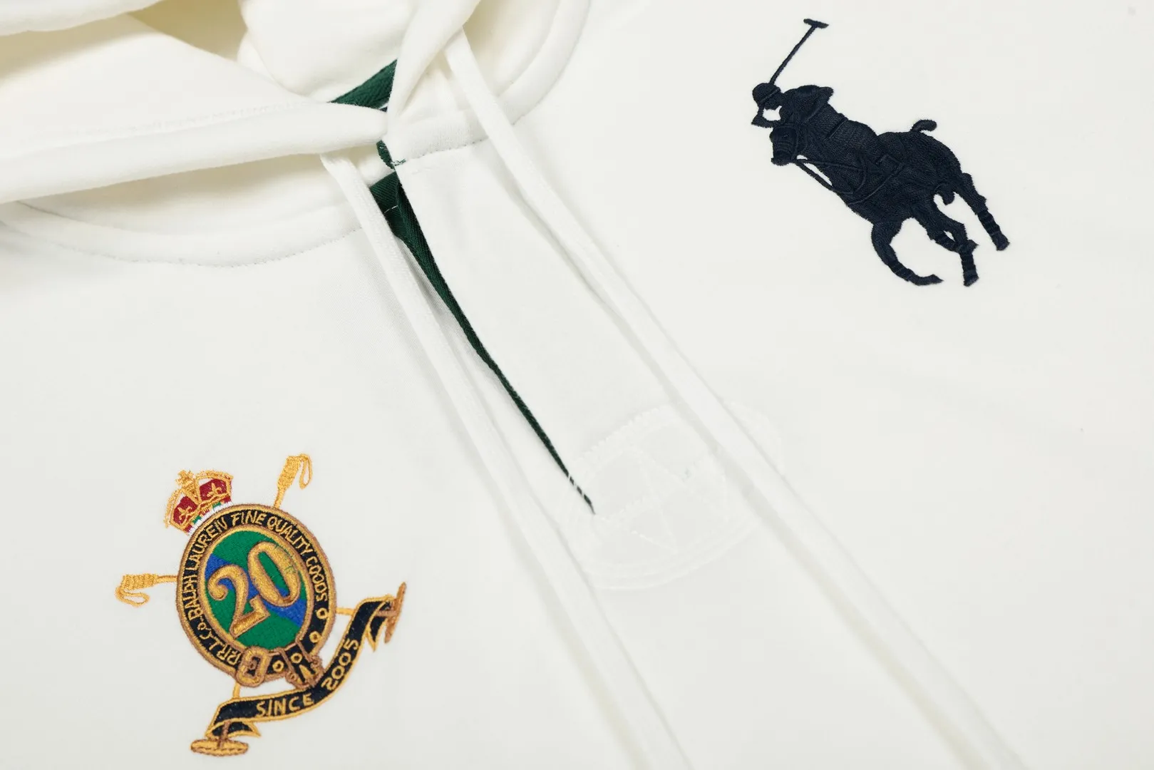 P300 Top Quality" Style Number: 8103# [Ralph Lauren 20th Anniversary Badge Embroidered Deconstructed Autumn and Winter Hooded Sweatshirt] ✅Ralph Lauren Anniversary Autumn and Winter Plush Hooded Sweatshirt for Men and Women ✅380g 100% pure cotton heavy-grabbed cloud velvet ✅Three-layer hidden partial placket Reactive dyeing D65 raw cotton double herringbone belt Wide and narrow partitions ✅Single color single version High-precision embroidery Same as original order ✅Simple upper body, easy to match, ootd must-have, versatile, recommended for couples to wear when traveling ~ Size: S-XL Color: White Navy